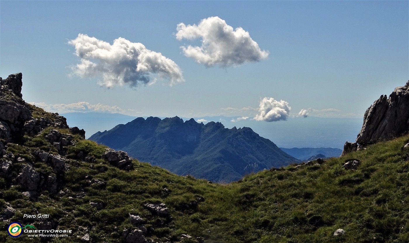 43 Bella finestra panoramica verso il Resegone.JPG -                                